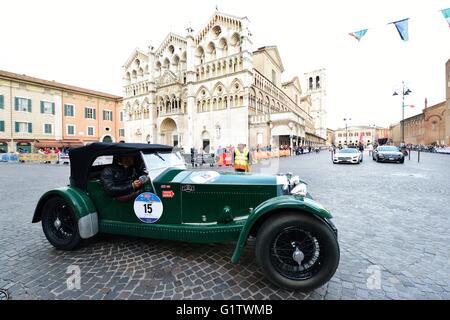 Ferrara, Italien. 19. Mai 2016. Eine grüne baute Bentley 4,5 Liter im Jahr 1923, nimmt Teil an die 1000 Miglia Oldtimer-Rennen vor Ferrara Kathedrale und das Schloss. Roberto Cerruti/Alamy Live-Nachrichten Stockfoto