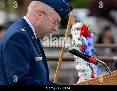 Albuquerque, NM, USA. 19. Mai 2016. Kaplan Brunson lieferte den Aufruf für den Beginn des Rückzugs Denkmal für gefallene Offiziere des Amtes USAF spezielle Untersuchung und Sicherheitskräfte Offiziere, die während der globale Krieg gegen den Terrorismus sowie lokalen Strafverfolgungsbehörden geraten sind. Donnerstag, 19. Mai 2016. © Jim Thompson/Albuquerque Journal/ZUMA Draht/Alamy Live-Nachrichten Stockfoto