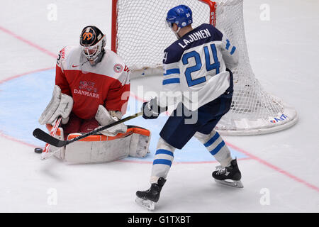 St. Petersburg, Russland. 19. Mai 2016. Sebastian Dahm von Dänemark (L) wetteifert mit Jani Lajunen von Finnland während der IIHF Eishockey-Weltmeisterschaft Viertelfinale Spiel in St. Petersburg, Russland, 19. Mai 2016. Finnland 5: 1 gewonnen. © Pavel Bednyakov/Xinhua/Alamy Live-Nachrichten Stockfoto