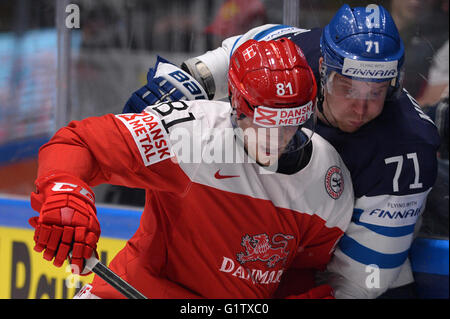 St. Petersburg, Russland. 19. Mai 2016. Lars Eller von Dänemark (L) wetteifert mit Leo Komarov Finnlands während der IIHF Eishockey-Weltmeisterschaft Viertelfinale Spiel in St. Petersburg, Russland, 19. Mai 2016. Finnland 5: 1 gewonnen. © Pavel Bednyakov/Xinhua/Alamy Live-Nachrichten Stockfoto