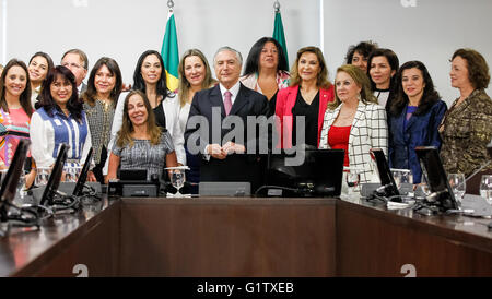 Brasilia, Brasilien. 19. Mai 2016. Foto bereitgestellt von Brasiliens Präsidentschaft zeigt brasilianischen interim President Michel Temer (C) Treffen mit Frauen von der Abgeordnetenkammer in Brasilia, Hauptstadt von Brasilien, 19. Mai 2016. © Beto Barata/Brazil Präsidentschaft/Xinhua/Alamy Live-Nachrichten Stockfoto