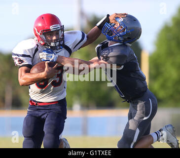 Spring Hill, Florida, USA. 19. Mai 2016. BRENDAN FITTERER | Times.Springstead des Nathan Sims (33) schiebt Weg Anclote Ryan Flint (11) als er einen Zweikampf auf eine Flucht während Frühling Fußball an Anclote High School Donnerstag Abend (5/1916 bricht). © Brendan Fitterer/Tampa Bay Times / ZUMA Draht/Alamy Live News Stockfoto