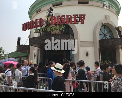 Shanghai, China. 11. Mai 2016. Menschen warten in der Schlange vor dem Disney-Souvenir-Shop bereits offen für Geschäfte in Shanghai, China, 11. Mai 2016. Chinas erste Disneyland Themenpark ist Mitte Juni in Shanghai eröffnet. Foto: Jörn PETRING/Dpa/Alamy Live News Stockfoto