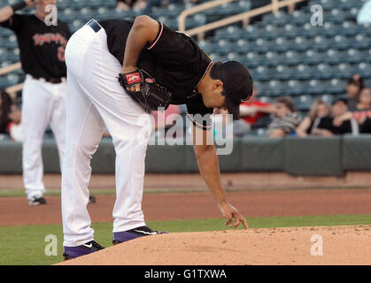 Albuquerque, NM, USA. 19. Mai 2016. Isotope Krug #29 schreibt Jorge De La Rosa in den Schmutz von der Pitcher Hügel vor dem Start jedes Inning. Donnerstag, 19. Mai 2016. © Jim Thompson/Albuquerque Journal/ZUMA Draht/Alamy Live-Nachrichten Stockfoto