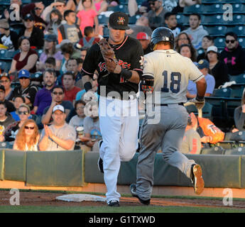 Albuquerque, NM, USA. 19. Mai 2016. Isotope erster Basisspieler Ben Paulsen macht die Note auf die Tasche vor Zephyrs' #18 bekommt es Tomas Telis. Donnerstag, 19. Mai 2016. © Jim Thompson/Albuquerque Journal/ZUMA Draht/Alamy Live-Nachrichten Stockfoto