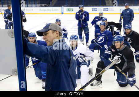 Tampa, Florida, USA. 19. Mai 2016. DIRK SHADD | Zeiten. Tampa Bay Lightning Cheftrainer Jon Cooper mit seinem Team während des Trainings in der Amalie Arena in Tampa Donnerstagnachmittag kauert (19.05.16) © Dirk Shadd/Tampa Bay Times / ZUMA Draht/Alamy Live News Stockfoto