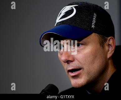 Tampa, Florida, USA. 19. Mai 2016. DIRK SHADD | Zeiten. Tampa Bay Lightning Cheftrainer Jon Cooper während der Interviews nach der Blitz-Praxis an der Amalie-Arena in Tampa Donnerstagnachmittag (19.05.16) © Dirk Shadd/Tampa Bay Times / ZUMA Draht/Alamy Live News Stockfoto