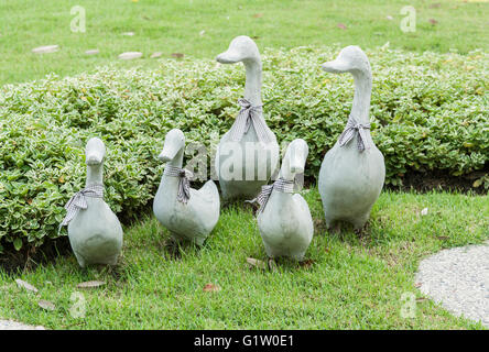 Dekoration-Skulptur Keramik Enten auf dem grünen Rasen (Tiefenschärfe) Stockfoto