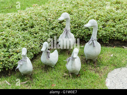 Dekoration-Skulptur Keramik Enten auf dem grünen Rasen (Tiefenschärfe) Stockfoto