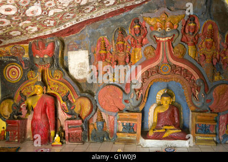 Sri Lanka, Ella, Ravana Ella Temple Interieur, antike Figuren mit moderner Malerei Stockfoto