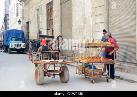 Eine typische Straßenszene in Alt-Havanna, Havanna, Kuba Stockfoto