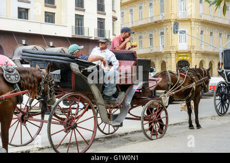 Taxifahrer warten auf Kunden in ihre Kutsche im Parque Central in Havanna, Kuba Stockfoto