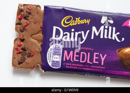 Geöffnet Cadbury Dairy Milk Medley Schokolade-medley der dunklen Schokolade Chips karamellisierte Haselnüsse und Himbeere Stücke auf weißem Hintergrund Stockfoto