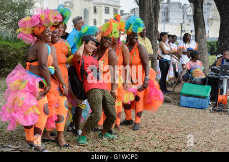 Straßenkünstler unterhalten, Touristen und Einheimische mit einem freien Wochenende Auftritt bei Plaza 13 de Marzo, Alt-Havanna, Havanna, Kuba Stockfoto