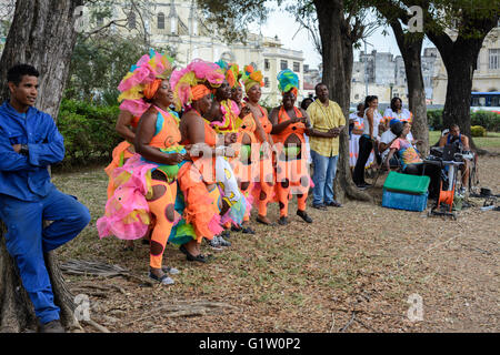 Straßenkünstler unterhalten, Touristen und Einheimische mit einem freien Wochenende Auftritt bei Plaza 13 de Marzo, Alt-Havanna, Havanna, Kuba Stockfoto