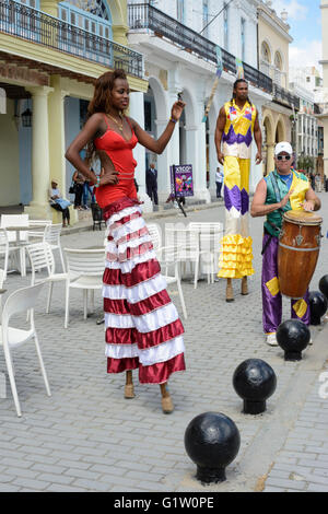 Straßenkünstler, Tanz auf Stelzen im Plaza Vieja (Altstadt), Habana (Havanna), Kuba Stockfoto