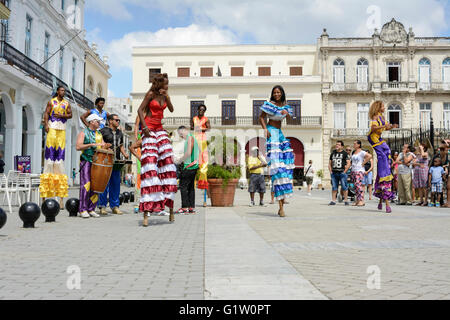 Straßenkünstler, Tanz auf Stelzen im Plaza Vieja (Altstadt), Habana (Havanna), Kuba Stockfoto
