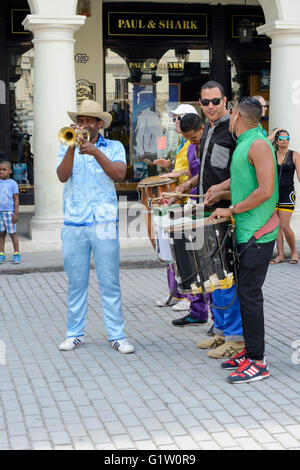 Straßenkünstler, Tanz auf Stelzen im Plaza Vieja (Altstadt), Habana (Havanna), Kuba Stockfoto