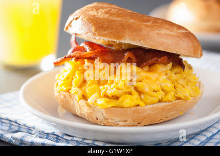 Frühstücks-Sandwich auf Bagel mit Ei-Speck-Käse Stockfoto