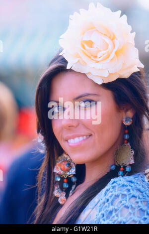 Junge Frau in traditioneller Kleidung in Feria de Sevilla Stockfoto