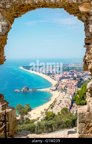 Strand und Dorf Blanes durch ein Steinbogen. Costa Brava, Spanien Stockfoto