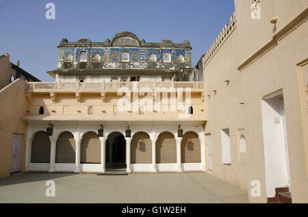 Teilweise mit Blick auf die Sheesh Mahal, die nun in ein Hotel umgewandelt, die auf beiden Seiten flankiert durch Raja mahal und die jahangir Mahal. betwa Stockfoto