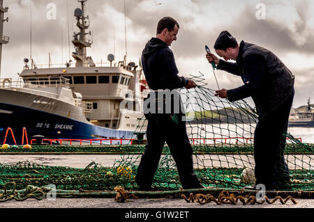 Fischer reparieren Netze am Kai in Killybegs, County Donegal, Irland Stockfoto