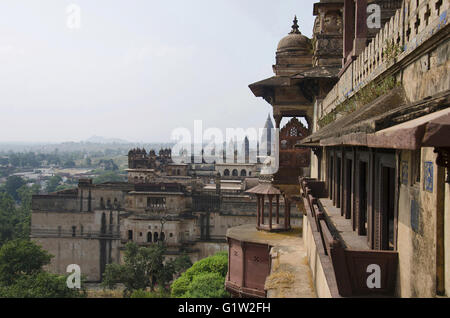 Außenansicht des Jahangir Mahal, Raj Mahal und Chaturbhuj Tempels, Orchha Schlossanlage (Fort), Madhya Pradesh, Indien Stockfoto