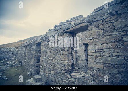 Landhaus aus Stein in Glencomcille im Co. Donegal, Irland die Hungersnot Dorf Hafen aufgegeben Stockfoto