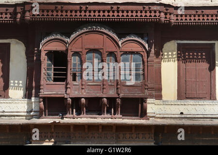 Dekorierte Bogenfenster mit Säulen in Indore Palace oder Rajwada, Indore, Madhya Pradesh, Indien Stockfoto
