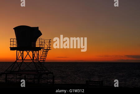 Rettungsschwimmer-Turm - Silhouette des typischen Turm Strandwache in Kalifornien bei Sonnenuntergang Stockfoto