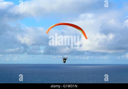 Hängen Sie Segelflugzeug - Hängegleiter fliegen über das Meer an einem sonnigen Tag Stockfoto