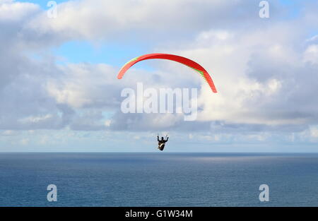 Hängen Sie Segelflugzeug-Gleitschirm fliegen in den Himmel an einem hellen blauen Tag Stockfoto