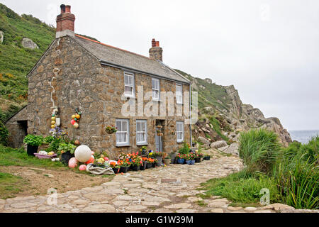 Eine traditionelle Stein Angeln Ferienhaus mit Blick auf Meer bei Penberth Cove in der Nähe von Penzance in Cornwall Stockfoto