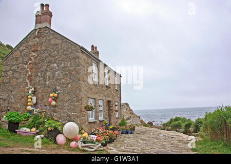 Eine traditionelle Stein Angeln Ferienhaus mit Blick auf Meer bei Penberth Cove in der Nähe von Penzance in Cornwall Stockfoto