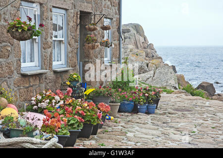 Eine traditionelle Stein Angeln Ferienhaus mit Blick auf Meer bei Penberth Cove in der Nähe von Penzance in Cornwall Stockfoto