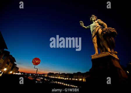 Statue des Herbstes oder Bacchus in der Nacht auf Heilige Dreifaltigkeit Brücke, Florenz von Giovanni Battista Stockfoto