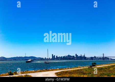 Eine Fähre Boot nähert sich der Hafen von Oakland auf seiner Reise zurück aus San Francisco Stockfoto