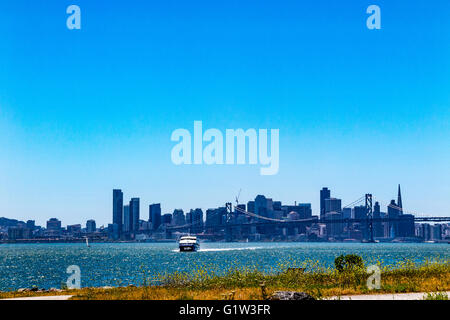 Eine Fähre Boot nähert sich der Hafen von Oakland auf seiner Reise zurück aus San Francisco Stockfoto