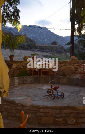 Kinderfahrrad auf dem Dorfplatz Stockfoto
