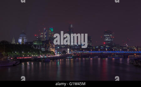 Londoner Stadtbild bei Nacht einschließlich der St. Pauls Kathedrale und Blackfriars Bridge Stockfoto