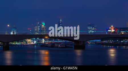 London, UK - 11. Mai 2017 - Londoner Stadtbild bei Nacht einschließlich der St. Pauls Kathedrale, OXO Tower und Waterloo Bridge Stockfoto