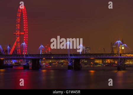 Beleuchtete London Eye und goldenes Jubiläum Stege Stockfoto