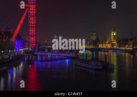 Beleuchtete Big Ben, London Eye und pier Stockfoto