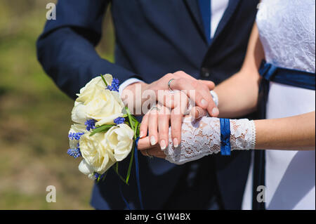 Bräutigam und die Braut mit einem Strauß Rosen Stockfoto