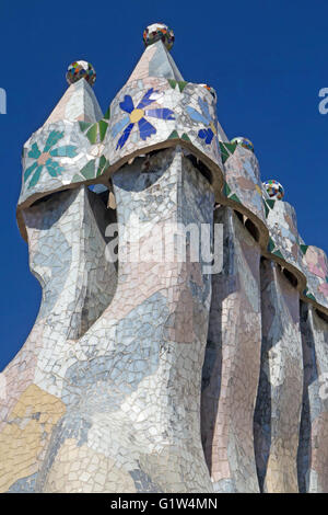 Casa Batllo in Barcelona Schornsteine auf dem Dach. (Katalonien, Spanien) Stockfoto