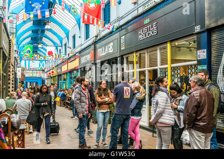London, Vereinigtes Königreich - 14. Mai 2016: Brixton Dorf und Brixton Bahnhofstraße Markt. Bunte und multikulturelle Gemeinschaft mar Stockfoto