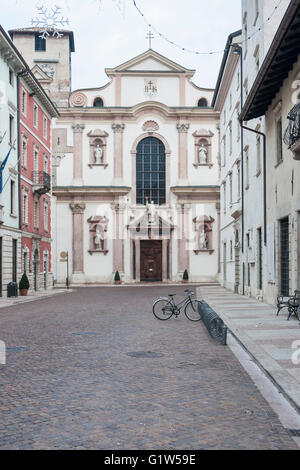 Blick vom zentralen "via Belenzani" mit Blick auf San Francesco Saverio Kirche. Trento Trentino Alto Adige Italien Stockfoto