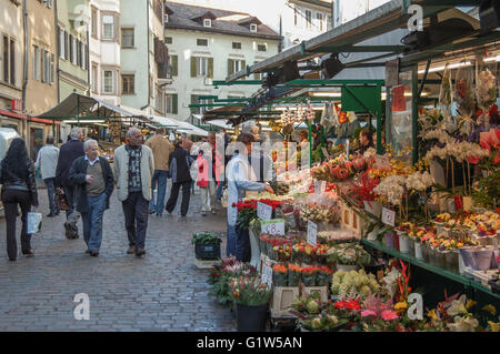 Markt in den Straßen der Altstadt von Bozen Stockfoto