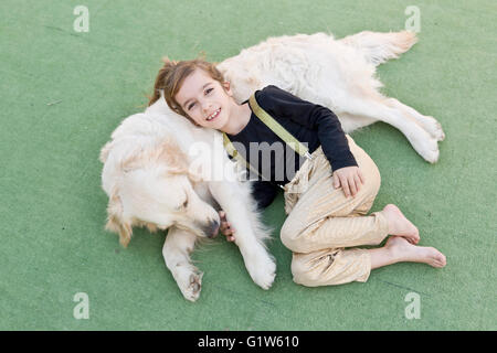 Kleines Mädchen mit ihrem Hund mit Zeichen der Zuneigung Stockfoto